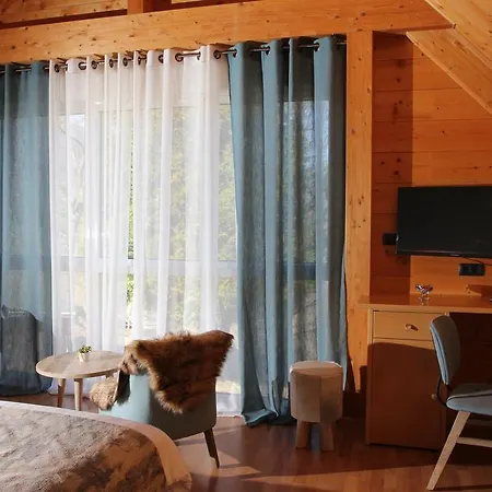 ホテル Restaurant Les Alisiers ラプートロワ